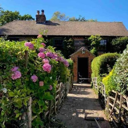 17Th Century Boutique Getaway In The Countryside Lägenhet Martin Mill Exteriör bild